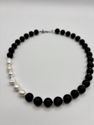 Ręcznie wykonany naszyjnik z czarnego onyksu z perłami ze srebnymi akcentami