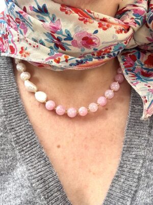 Naszyjnik z różowego kamienia księżycowego i naturalnych pereł ze złotymi akcentami