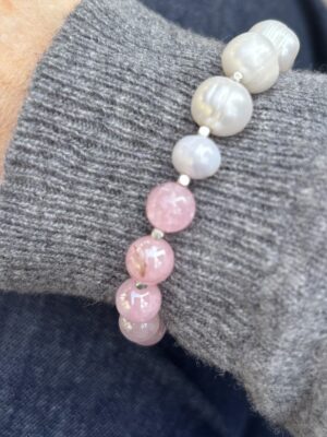 Bransoletka z różowego kamienia księżycowego i naturalnych pereł ze złotymi akcentami