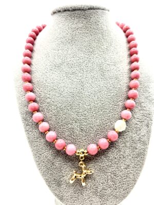 Naszyjnik z różowych kamieni naturalnych z zawieszką pieska